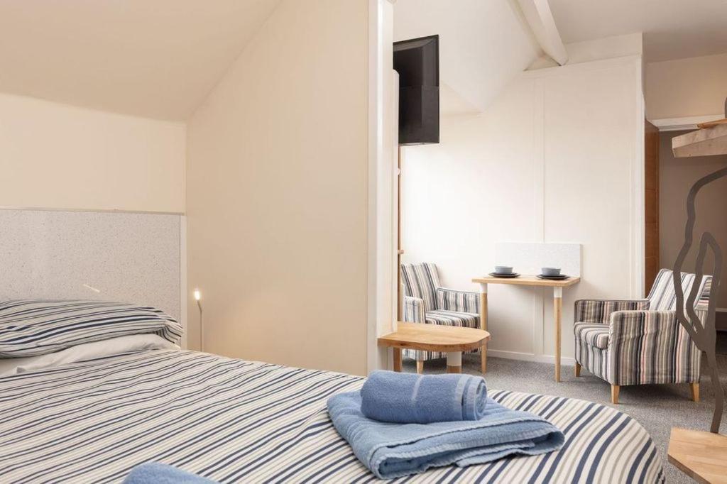 Silver Street Suites Уитби Экстерьер фото
