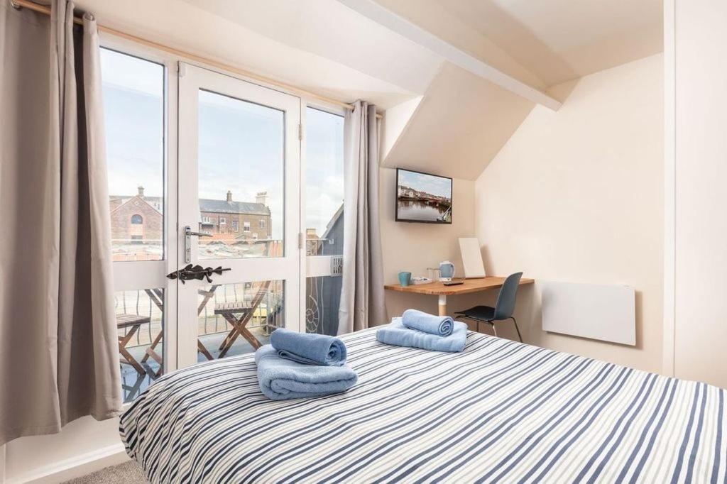 Silver Street Suites Уитби Экстерьер фото