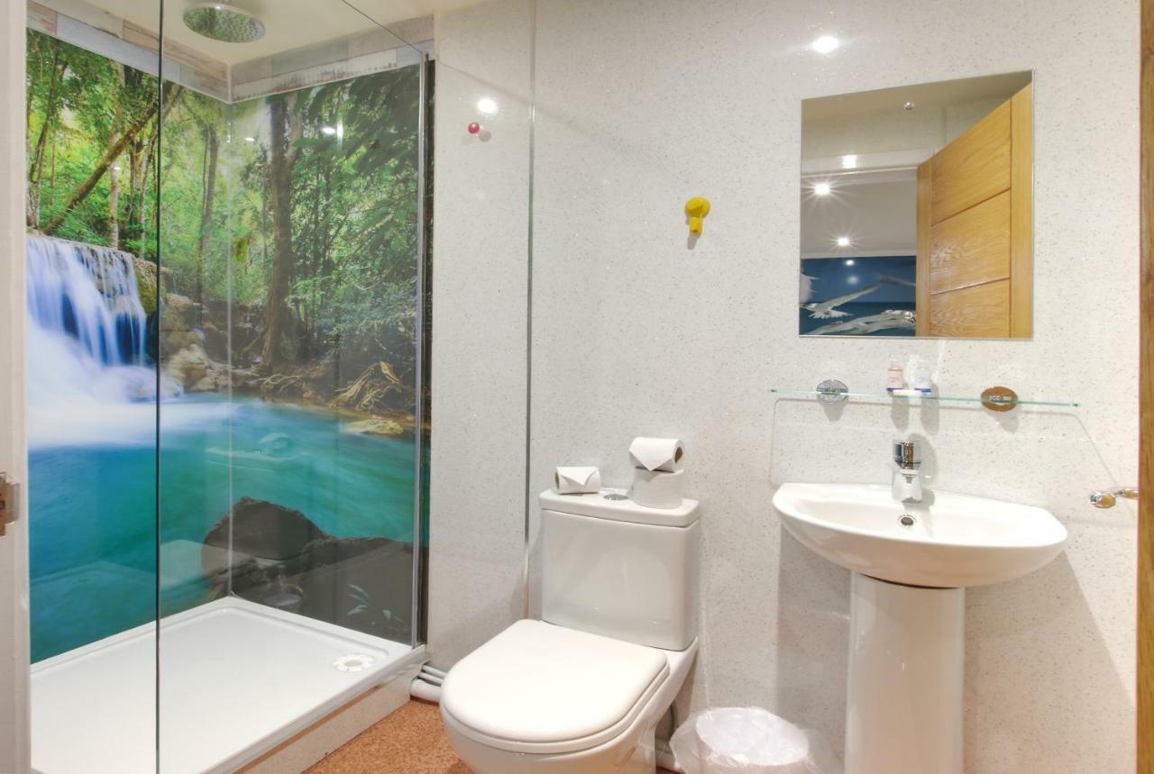 Silver Street Suites Уитби Экстерьер фото