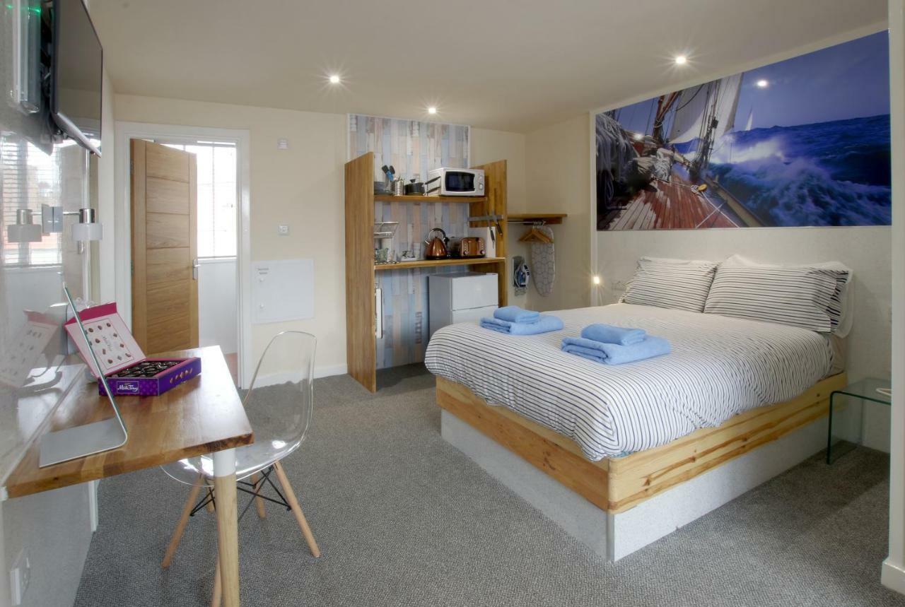 Silver Street Suites Уитби Экстерьер фото